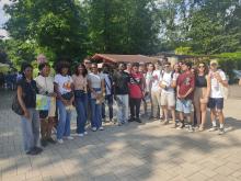 csoportkép a nemzetközi diákokról az állatkertben